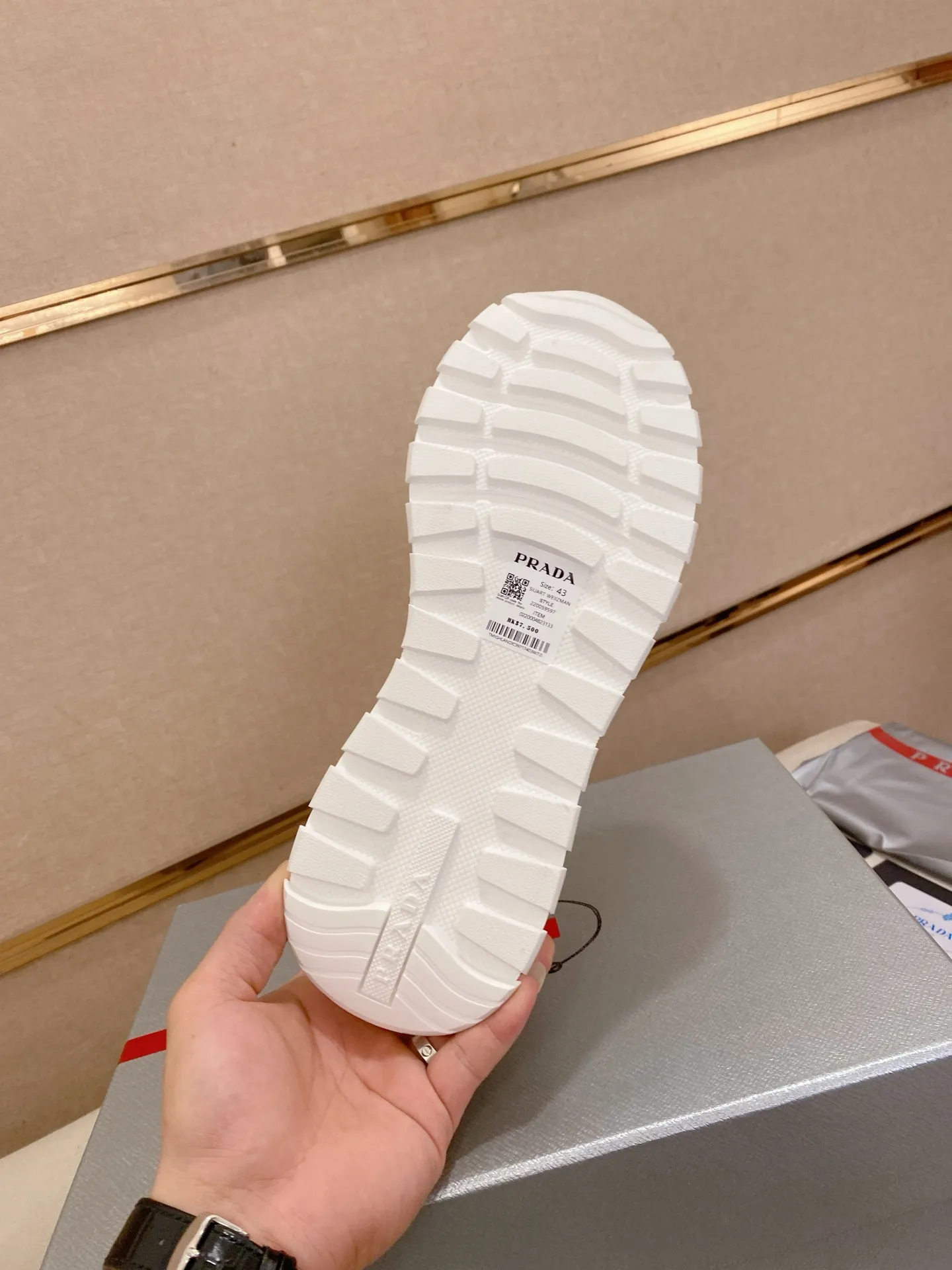 Men's shoes 💰 580💰 ✔️✔️✔️High-quality new PRADA counters are launched at the same time. The new men's shoes and 😘fabrics are selected from imported first-layer cowhide and are made by pure handcrafts. Lining: Full cowhide lining. 👍🏿 High-end ☄️ air-cushion molded anti-slip rubber outsole, exquisite lines, simple and elegant, comfortable and high-end for leisure travel. Code number: 38 to 44 (45 can be customized and cannot be returned or exchanged)
